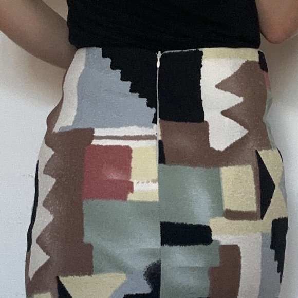 Midi/mini skirt- gently used. Has a lining and front pockets. - Picture 6 of 6